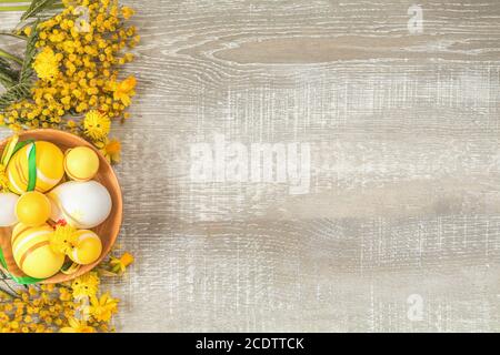 Composizione delle vacanze di Pasqua in colori gialli con fiori di primavera. Foto Stock