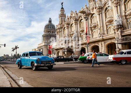 Traffico di fronte al Campidoglio e al Teatro Nazionale (Alicia Alonso) vicino al Parco Centrale Foto Stock