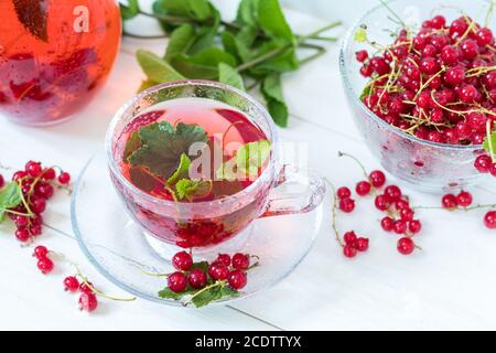 Ribes rosso drink in vetro trasparente caraffa e bicchiere Foto Stock