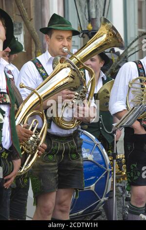 Musicisti bavarese la banda di ottoni in costumi tradizionali Foto Stock