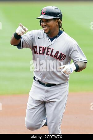 St. Louis, Stati Uniti. 29 agosto 2020. Gli Indiani di Cleveland José Ramírez si muove alla sua panchina dopo aver colpito una corsa in casa solista nel primo inning, contro i cardinali di St. Louis allo stadio Busch di St. Louis sabato 29 agosto 2020.Photo by Bill Greenblatt/UPI Foto Stock