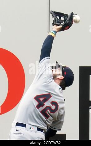 St. Louis, Stati Uniti. 29 agosto 2020. Il fielder destro degli Indiani di Cleveland Tyler Naquin manca una palla di mosca dal pipistrello dei cardinali di St. Louis Paul Goldschmidt, risultando in un doppio nel primo inning al Busch Stadium a St. Louis sabato 29 agosto 2020.Photo by Bill Greenblatt/UPI Foto Stock