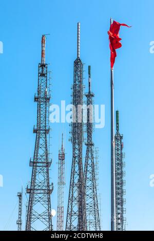 Torri di telecomunicazione con antenne a pannello e antenne radio e antenne satellitari per comunicazioni mobili 2G, 3G, 4G, 5G Foto Stock