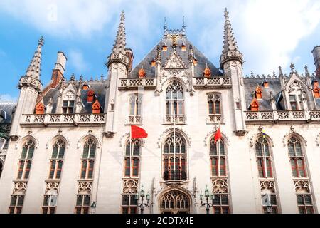 La facciata del palazzo provinciale al Grande mercato Di Bruges Foto Stock