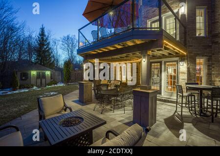 Casa di lusso costruita su misura nei sobborghi a Twilight. Toronto, Canada. Foto Stock