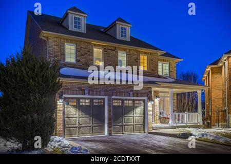 Casa di lusso costruita su misura nei sobborghi a Twilight. Toronto, Canada. Foto Stock