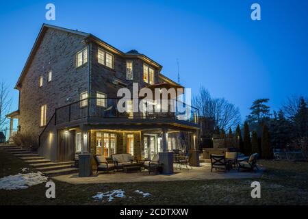 Casa di lusso costruita su misura nei sobborghi a Twilight. Toronto, Canada. Foto Stock