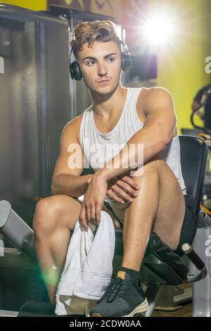 Atleta maschile che lavora in UNA palestra locale Foto Stock