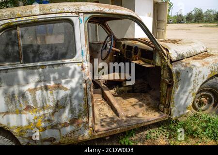 Vecchio arrugginito auto sovietica Vittoria . Presentano Rare Foto Stock