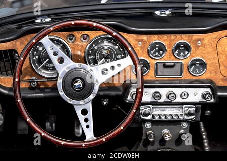 Vintage Triumph TR 4, costruito nel 1963, 2138 cc, 100 cv, 140 km / h, primo piano del cruscotto Foto Stock