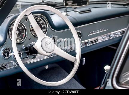 Mercedes Benz 300 SL Gullwing, 1955, 2996 cc, 215 cv, 250 km / h, cruscotto con volante Foto Stock