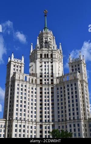 Famoso grattacielo di Stalin su Kotelnicheskaya embankment a Mosca, in Russia. Punto di riferimento. Foto Stock