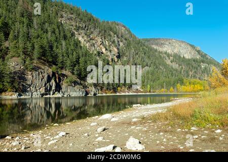 Le scogliere rocciose e le montagne lungo la riva del lago Crown nel Marble Canyon Provincial Park, British Columbia, Canada Foto Stock