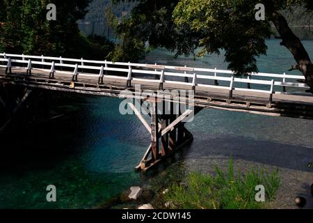 Villa la Angostura, Argentina. 10 febbraio 2020. Vista del Ponte Vecchio sul fiume Correntoso (Rio Correntoso) Foto Stock