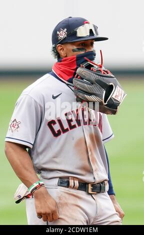 St. Louis, Stati Uniti. 29 agosto 2020. Francisco Lindor, il shortstop indiano di Cleveland, usa i suoi denti per tenere il suo guanto durante l'undicesimo assottigliamento contro i St. Louis Cardinals al Busch Stadium a St. Louis il sabato 29 agosto 2020.Photo by Bill Greenblatt/UPI Foto Stock