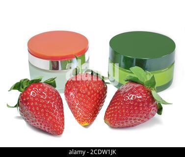 Cosmetici per la cura della pelle con estratto di fragola in due contenitori isolati Foto Stock