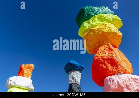 Sette Magic Mountains Sculpture aggiunge un tocco di colore al deserto Vicino a Las Vegas Foto Stock