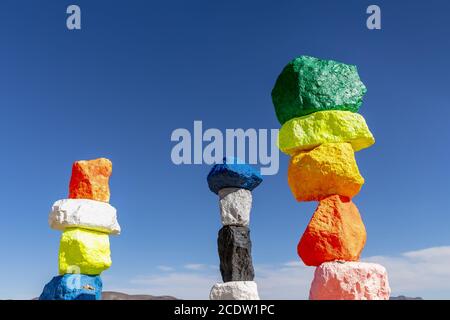 Sette Magic Mountains Sculpture aggiunge un tocco di colore al deserto Vicino a Las Vegas Foto Stock