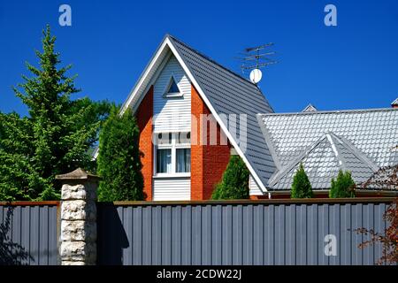 Una moderna-casa al piano terra al di fuori del recinto della Russia Foto Stock