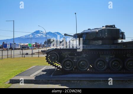 Una cisterna di Centurion Britannica in mostra al Museo Nazionale dell'Esercito, Waiouru, Nuova Zelanda. Sullo sfondo è il Monte Ruapehu Foto Stock