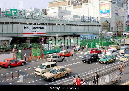 Koshu-Kaido Avenue, ingresso sud della stazione di Shinjuku, Tokyo, Giappone Foto Stock