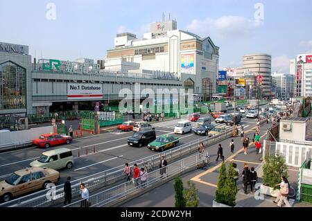 Koshu-Kaido Avenue, ingresso sud della stazione di Shinjuku, Tokyo, Giappone Foto Stock