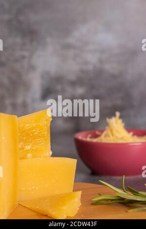 Vassoio con pezzi di parmigiano e erbe fini Foto Stock