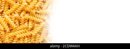 Fusilli spaghetti pattern background con copy space sulla destra. Foto Stock