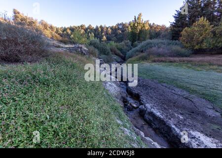 Siccità a causa del cambiamento climatico, serbatoio nel Parco Nazionale della Sierra de Guadarrama a Segovia e Madrid. Castilla y Leon, Spagna Foto Stock