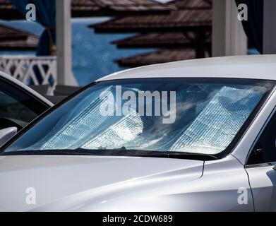 Protezione del pannello di auto dalla luce diretta del sole. Sun riflettore parabrezza Foto Stock