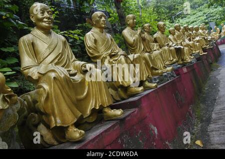 Statue al monastero di diecimila Buddha a Sha Tin Foto Stock