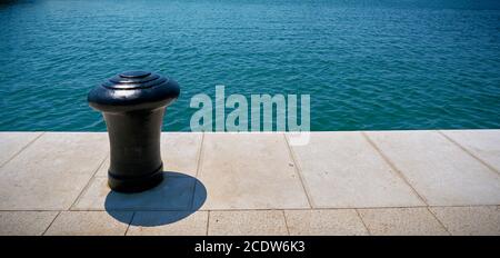 Bollard sul lungomare nel porto di Pola In Croazia Foto Stock