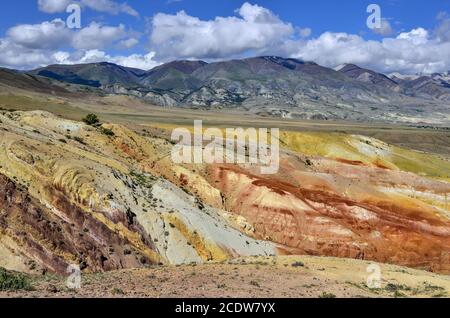 Vista delle splendide e colorate scogliere di argilla sulle montagne di Altai, Russia Foto Stock