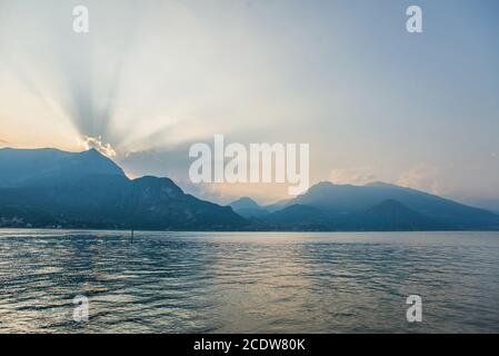 Tramonto e crepuscolo sul Lago di Como in Italia. Alpi pittoresche. Foto Stock