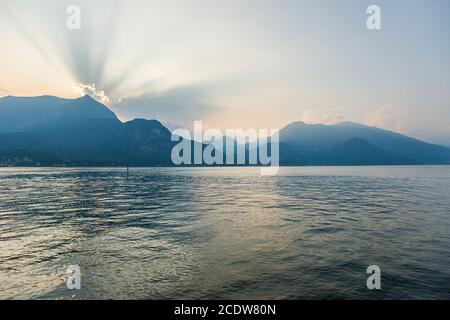 Tramonto e crepuscolo sul Lago di Como in Italia. Alpi pittoresche. Foto Stock