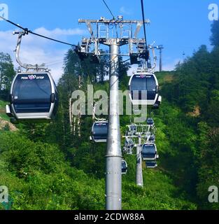 Rosa Khutor, Russia - 1 giugno. 2018. Funivia in stazione sciistica in estate a Estosadok Foto Stock