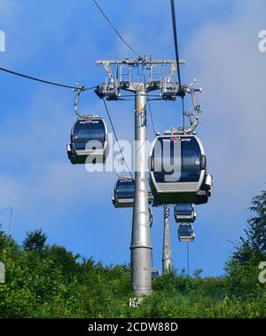 Rosa Khutor, Russia - 1 giugno. 2018. Funivia in stazione sciistica in estate a Estosadok Foto Stock