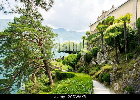 Villa Balbianello. Lago di Como. Italia - 19 luglio 2019: Sentiero che segue il famoso albero in Giardino a Villa del Balbianello sul Lago di Como. Italia. Foto Stock