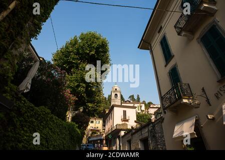 Bellagio. Lago di Como. Italia - 19 luglio 2019: Centro storico di Bellagio. Torre della Basilica di San Giacomo. Foto Stock