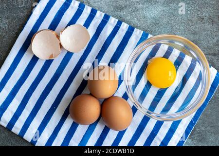 Vista delle uova grezze, con le loro conchiglie Foto Stock