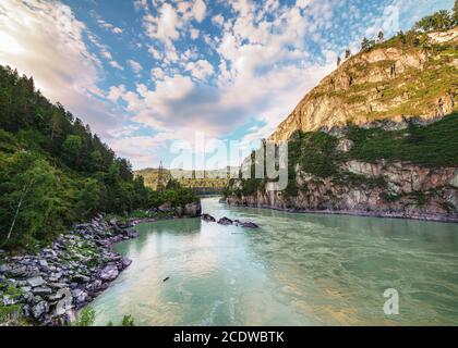 Fiume di montagna Katun in Altai, Russia Foto Stock