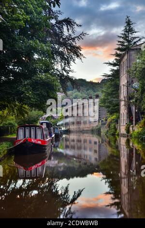 Narrowboat e tessitori cottage riflessi nel canale Rochdale, Hebden Bridge, Pennines, Yorkshire Foto Stock