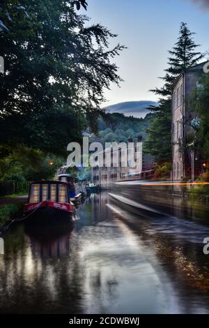 Narrowboat e tessitori cottage riflessi nel canale Rochdale, Hebden Bridge, Pennines, Yorkshire Foto Stock