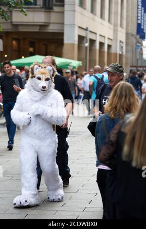 Cosplayers travestiti mentre gli animali passano attraverso il centro della città di Lipsia Foto Stock