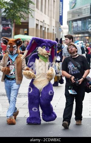 Cosplayers travestiti mentre gli animali passano attraverso il centro della città di Lipsia Foto Stock