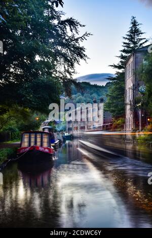 Narrowboat e tessitori cottage riflessi nel canale Rochdale, Hebden Bridge, Pennines, Yorkshire Foto Stock