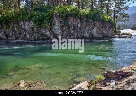 Paesaggio estivo sulla riva rocciosa del fiume di montagna veloce Chimica Foto Stock