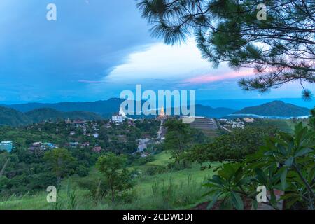 5 statue di buddha sedute sulla collina di Khao Kho, il bellissimo punto di riferimento e famoso in Thailandia. wat Phachonkeaw Khao Kho Phetchabun provincia Thailandia. Foto Stock