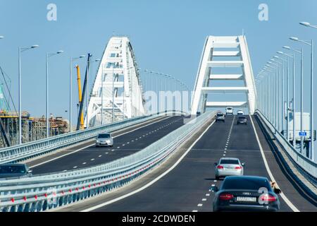 La guida lungo il ponte di Crimea. Un grandioso edificio del XXI secolo. Il nuovo ponte. Foto Stock