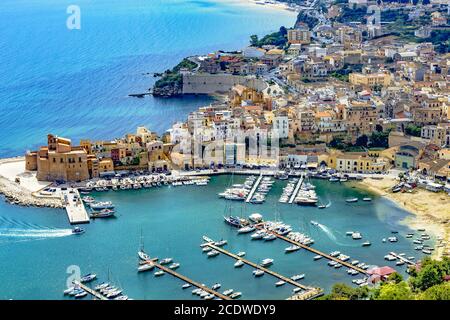 La città portuale di Castellammare del Golfo vicino Palermo in Sicilia Foto Stock